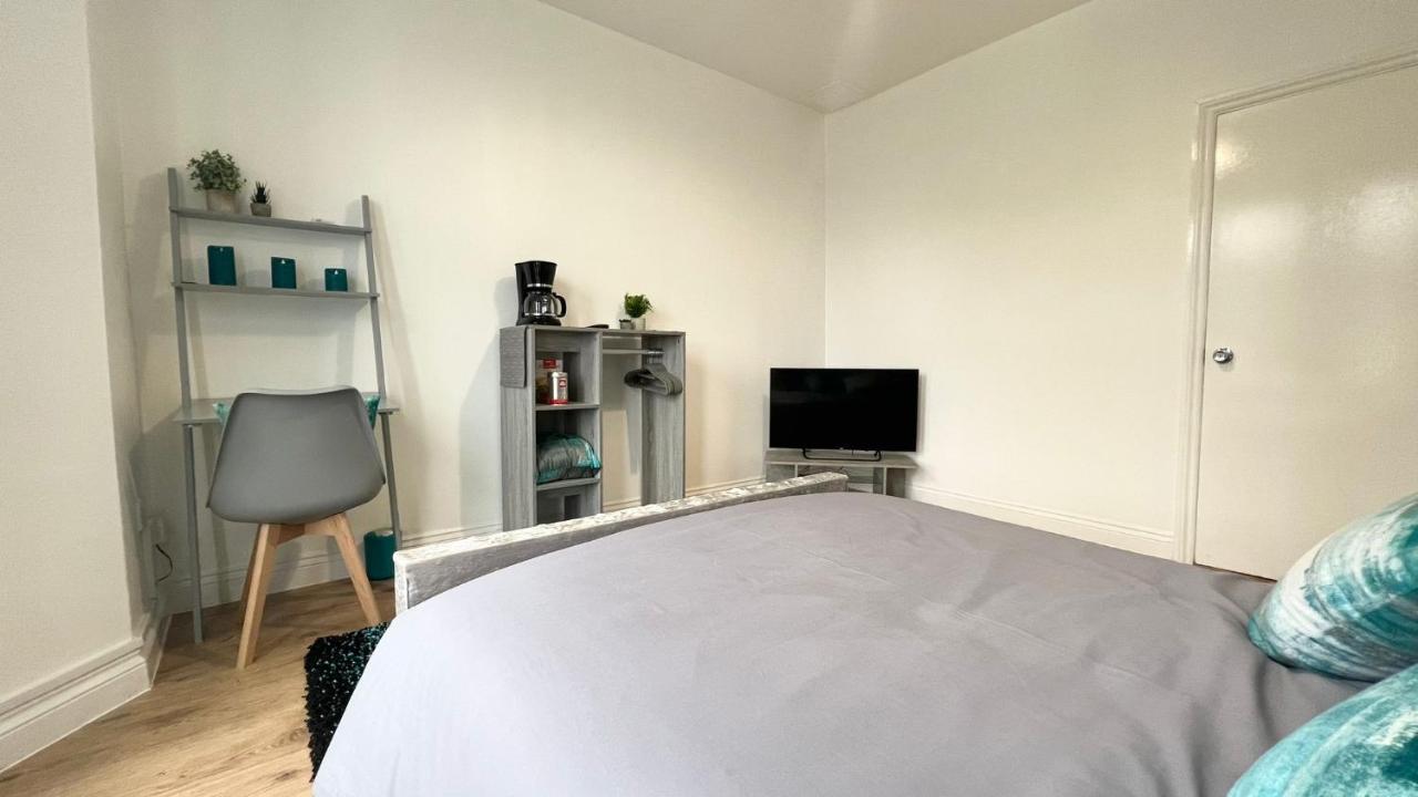 Апартаменты Cosy Private Studio In London Пламстед Экстерьер фото